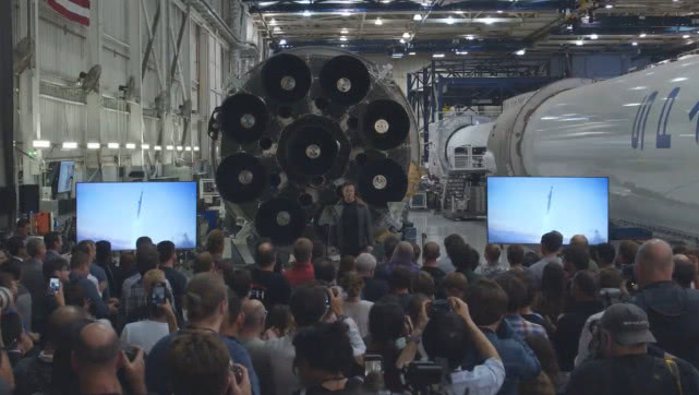 日本亿万富翁成为搭乘SpaceX火箭绕月旅行的第一人